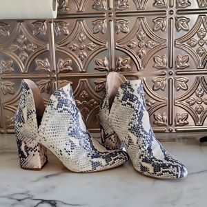 STEVE MADDEN faux snake skin leather, size 8.5, 3 1/2 inch heel 👠